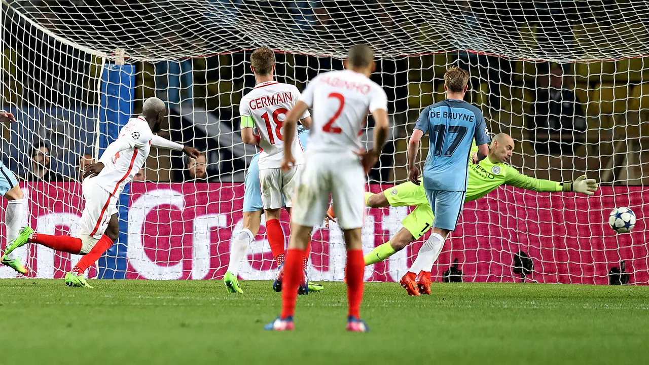 Gelandang Monaco Tiemoue Bakayoko merobek gawang Manchester City pada leg kedua babak 16 besar Liga Champions di Stade Louis II, Kamis (16/3/2017) dinihari WIB. 