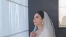 Dengan kerah V model V, bridal robe terlihat mengikuti konsep klasik pemberkatan nikah Jessica Mila. [Foto: Instagram @cherryjks]