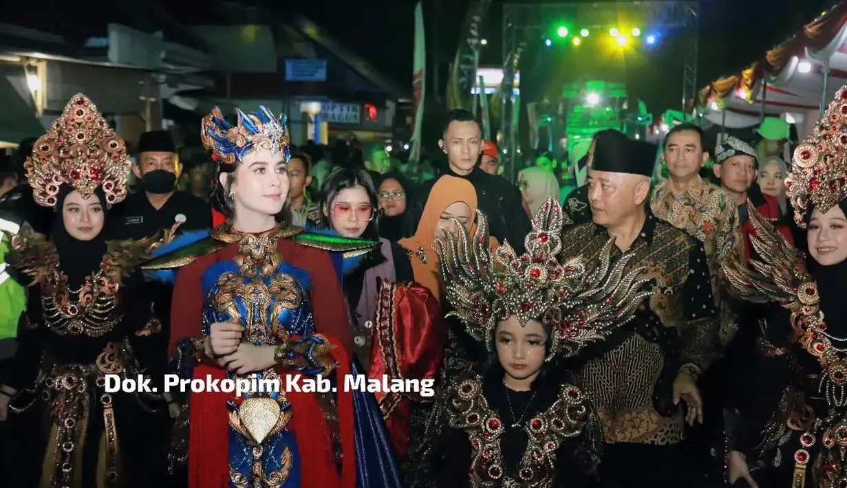 Arumi Bachsin yang juga sebagai Ketua Dekranasda Provinsi Jawa Timur tampil dengan busana menawan. [dok. Instagram/cahyo_utomo]