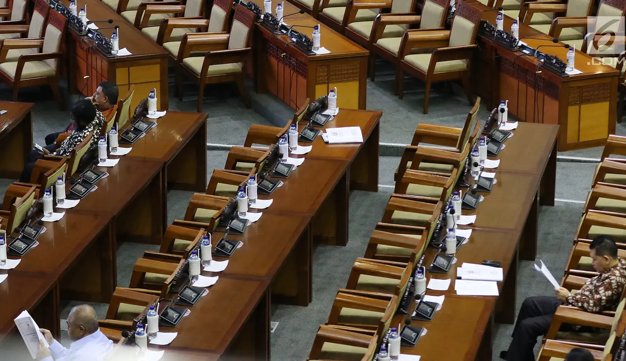 Anggota dewan mengikuti rapat paripurna ke-22 masa persidangan V Tahun 2018-2019 di Kompleks Parlemen, Jakarta, Selasa (16/7/2019). Salah satu agenda yang dibahas adalah pembacaan surat Presiden Joko Widodo atas pertimbangan permohonan amnesti untuk Baiq Nuril. (Liputan6.com/JohanTallo)