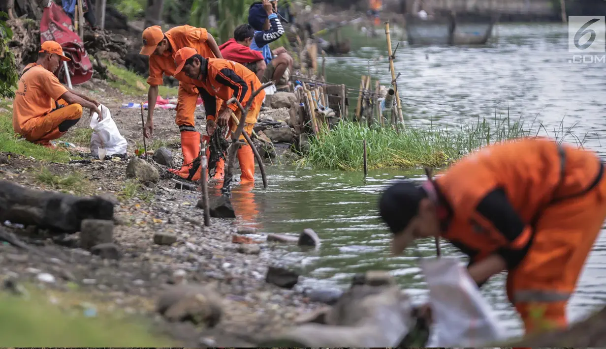Aksi bersih-bersih yang dilakukan petugas PSSU atau pasukan oranye di pinggiran Danau Sunter, Jakarta, Rabu (27/12). Kegiatan ini dilakukan terkait rencana Pemkot Jakarta Utara menggelar perayaan tahun baru di Danau tersebut. (Liputan6.com/Faizal Fanani)