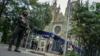 Polisi bersenjata melakukan pejagaan saat misa Minggu Paskah di Gereja Katedral, Jakarta, Minggu (4/4/2021). Sejumlah personel gabungan TNI-Polri disipakan untuk melakukan pengamanan di sejumlah gereja pada perayaan Paskah. (Liputan6.com/Faizal Fanani)