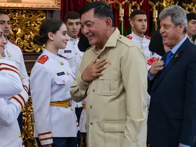 Menteri Pertahanan Indonesia Sjafrie Sjamsoeddin (kedua dari kanan) bersama Duta Besar Palestina untuk Indonesia Zuhair Al-Shun (kanan) bertemu dengan mahasiswa Palestina yang sedang menempuh pendidikan sarjana di Universitas Pertahanan Indonesia (Unhan) , di Kantor Kementerian Pertahanan, Jakarta, pada Jumat 26 September 2025. (BAY ISMOYO/AFP)