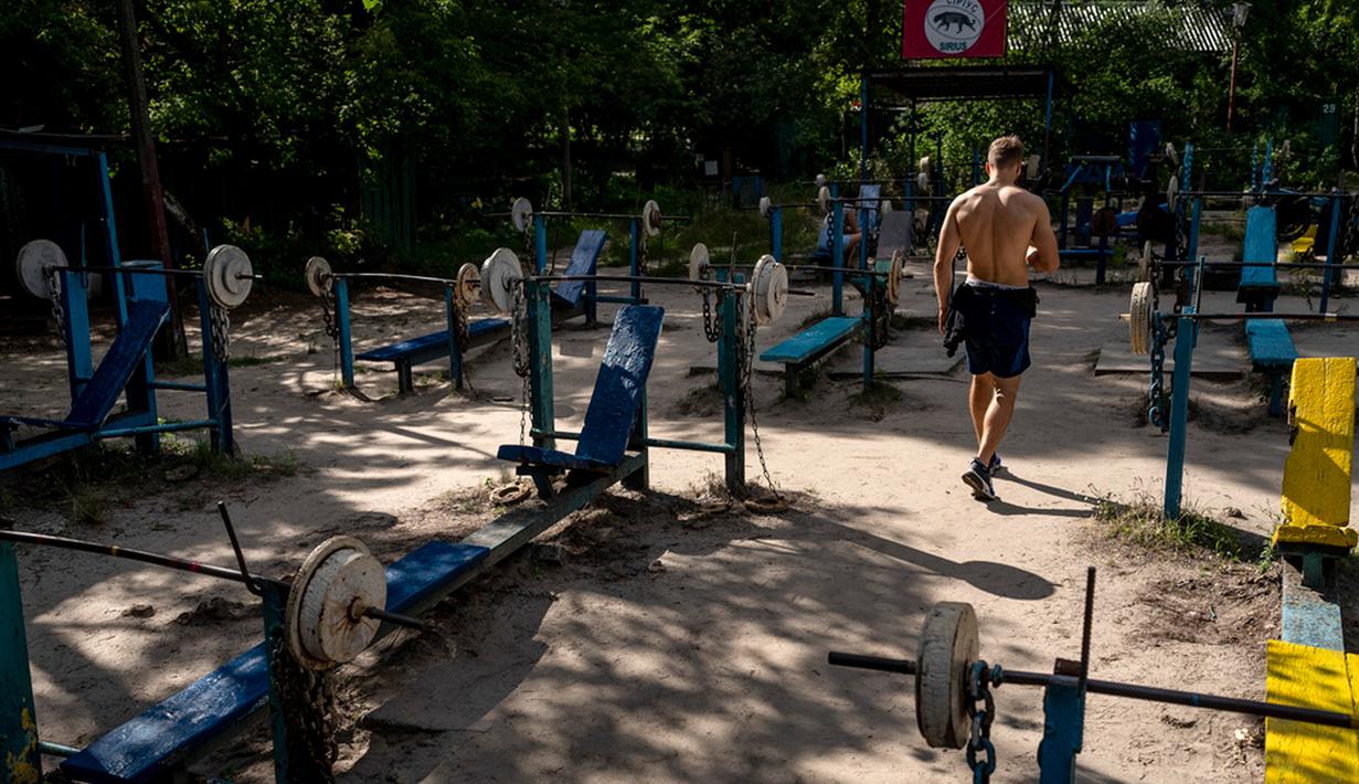 Berada di tepi danau, Gym Kachalka memberikan sensasi yang berbeda. Kamu berlatih dengan pasir putih sebagai alasnya. (AP Photo/Jae C. Hong)