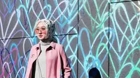 Wanita asal Palembang ini memang selalu tampil memukau dalam setiap kesempatan. Dengan hijab corak abu yang diikatkan kebelakang, membuat wajah Dian nampak tirus.(Liputan6.com/IG/dianpelangi)
