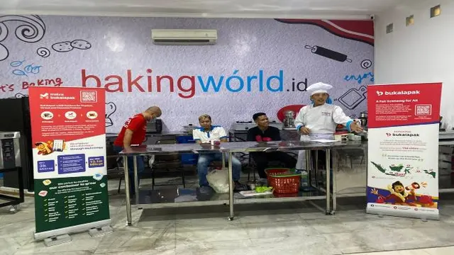 Tim Bukalapak dan Baking World saat mengadakan kelas pelatihan offline bagi para Sobat Prakerja di Surabaya sebagai salah satu upaya untuk mendorong kapasitas diri bagi para peserta. (Foto: Bukalapak)
