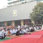 Suasana Sholat Hari Raya Raya Idul Fitri di Lapangan Balai Kota DKI Jakarta hari ini, Sabtu (22/4/2023). (Liputan6.com/Winda Nelfira)