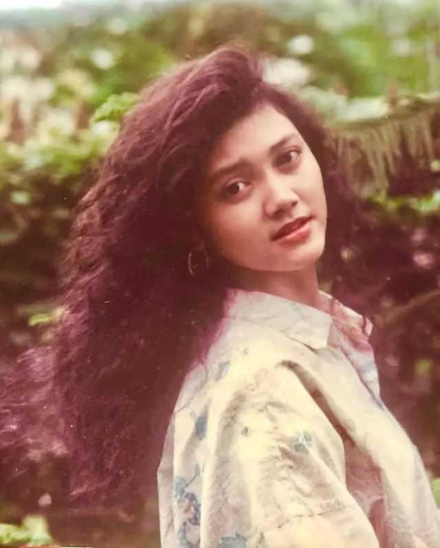 Awet muda di usia lebih setengah abad, 10 transformasi Bella Saphira dari masa remaja