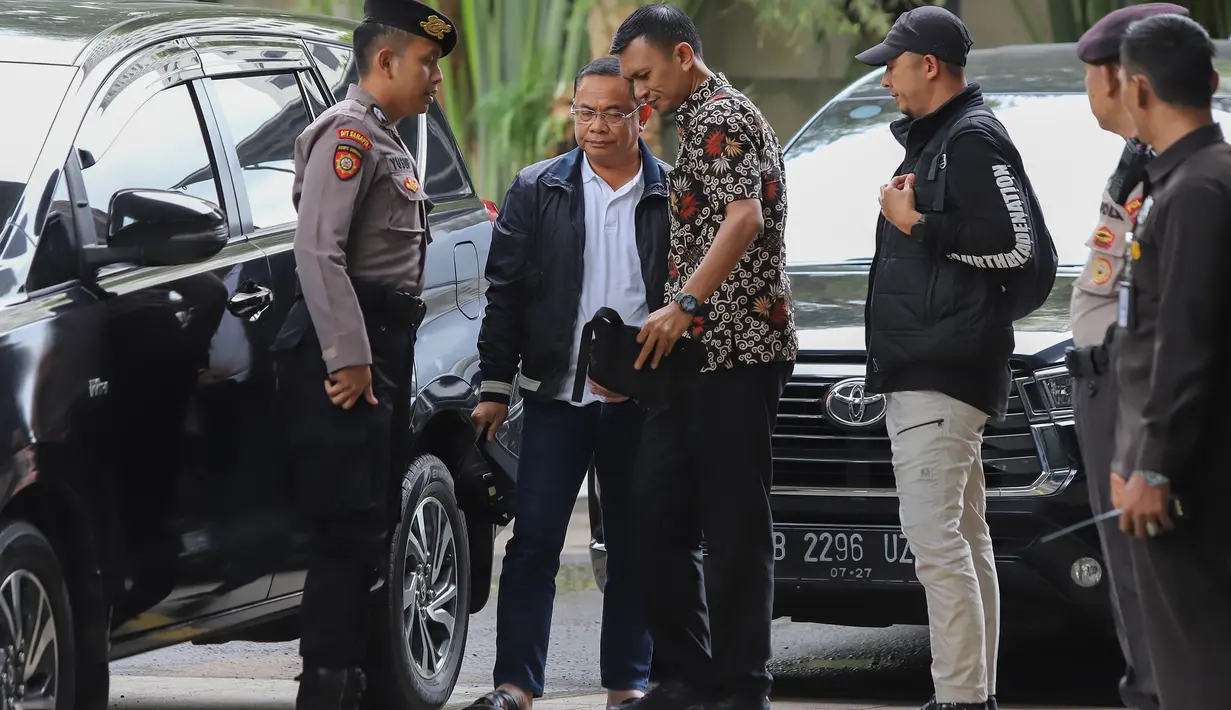 Sudewo dibawa untuk menjalani pemeriksaan lanjutan setelah terjaring dalam operasi tangkap tangan terkait dugaan korupsi pengisian jabatan perangkat desa di Kabupaten Pati, Jawa Tengah. Tampak dalam foto, Bupati Pati, Sudewo (kedua kiri) dikawal petugas setibanya di Gedung Merah Putih Komisi Pemberantasan Korupsi (KPK), Jakarta, Selasa (20/1/2026). (merdeka.com/Arie Basuki)