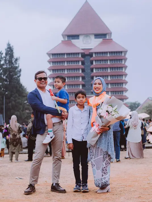 Selain sebagai ibu rumah tangga, Tetta Valentia juga seorang wanita karir. Bekerja sebagai pegawai di Dinas Pariwisata Pemerintah Provinsi DKI Jakarta. Sehingga cukup padat membagi waktu, antara kerja, karir dan juga kuliah. [Instagram/solehsolihun]