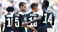 Pemain Juventus,  Miralem Pjanic, melakukan selebrasi usai membobol gawang SPAL pada laga Serie A di Stadion Allianz, Sabtu (28/9). Juventus menang 2-0 atas SPAL. (AP/Alessandro Di Marco)