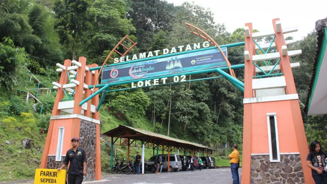 Pintu masuk kawasan wisata air terjun Kakek Bodo