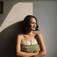&ldquo;Dear Andien, setiap tiupan lilinmu dari tahun ke tahun menyiratkan cerita yang luar biasa. Tentang langkah yang tak jarang terasa berat. Tentang hidup yang kadang membuat merasa tersesat,&rdquo; Andien menyapa diri sendiri. (Instagram/andienaisyah)