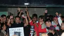 Sejumlah aktivis anti korupsi menyambut kembalinya Wakil Ketua KPK, Bambang Widjojanto ke gedung KPK Jakarta usai menjalani pemeriksaan di Bareskrim Mabes Polri, Sabtu dini hari (24/1/2015). (Liputan6.com/Helmi Fithriansyah)