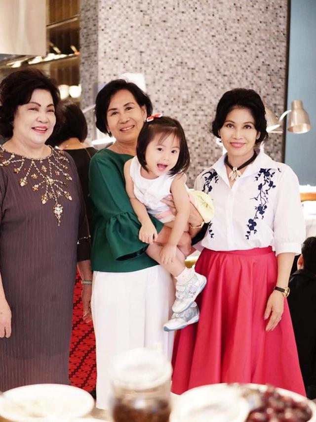 Jarang Terekspos, Ini 6 Potret Ibu Sandra Dewi yang Awet Muda