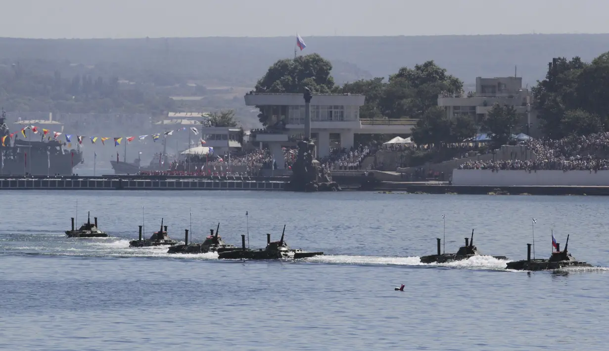 Sejumlah kendaraan tempur amfibi mengatur formasi saat latihan untuk memperingati Hari angkatan Laut di Sevastopol, Krimea, Rusia (24/7/2015). Hari Angkatan Laut Rusia ditetapkan sebagai Libur Nasional pada 26 Juli besok. (REUTERS/Pavel Rebrov)