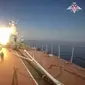 Foto yang disediakan oleh Layanan Pers Kementerian Pertahanan Rusia pada Selasa (28/3/2023), menunjukkan kapal angkatan laut Rusia meluncurkan rudal anti-kapal di Teluk Peter The Great di Laut Jepang. (Dok. Layanan Pers Kementerian Pertahanan Rusia via AP)