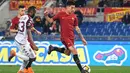 Pemain AS Roma, Lorenzo Pellegrini (kanan) melewati adangan pemain Torino pada laga Serie A antara Roma vs Torino di Olympic Stadium, Roma, (9/3/2018). Roma menang 3-0. (Alessandro Di Meo/ANSA via AP