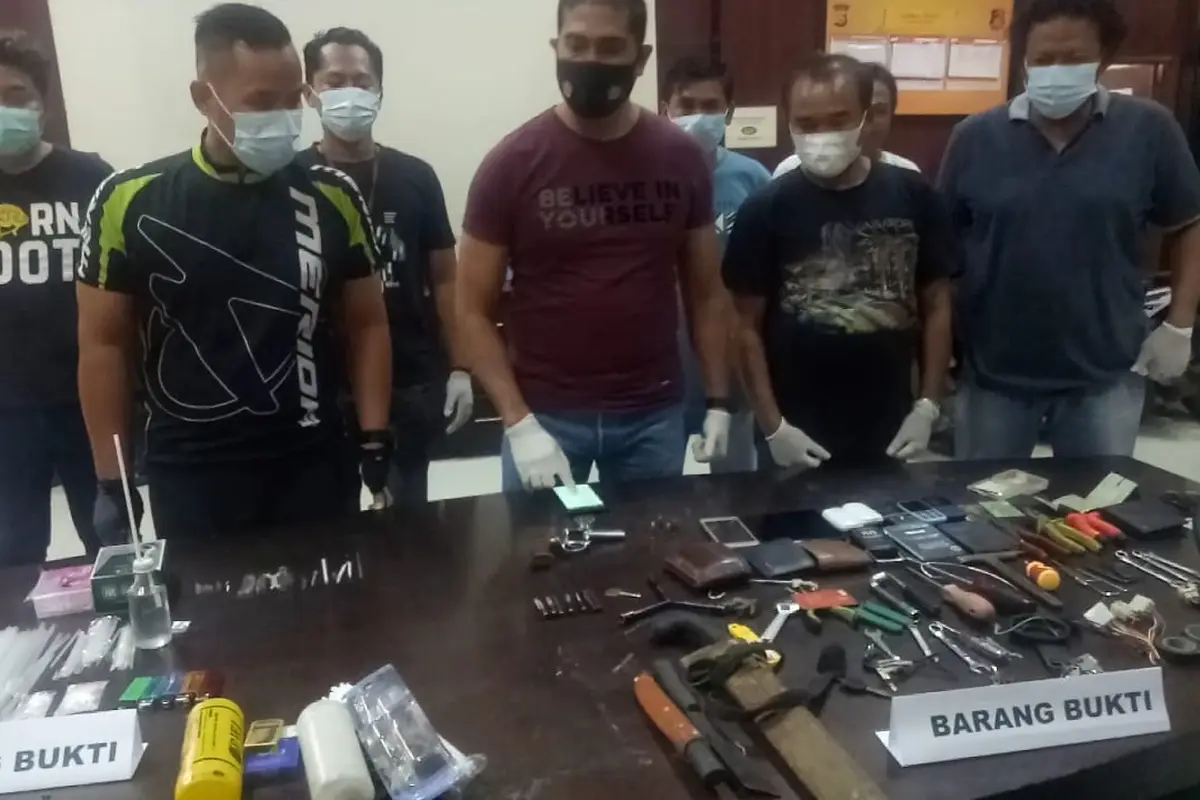 FS (45) menembaki polisi dari atap rumahnya, setelah terkepung oleh tim reserse mobile (resmob) Polda Banten. (Liputan6.com/Yandhi Deslatama)