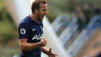 Striker Tottenham Hostpur Harry Kane merayakan gol ke gawang Huddersfield Town pada laga Premier League di The John Smith's Stadium, Hudderfsield, Sabtu (30/9/2017). (AFP/Lindsey Parnaby)