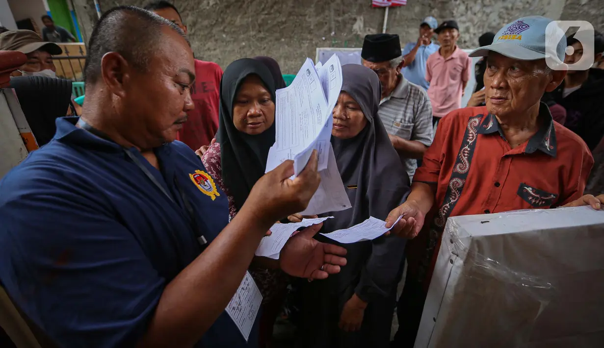 Keempat TPS tersebut adalah TPS 01, TPS 02, TPS 05, dan TPS 06 yang berada di Kelurahan Larangan Utara, Kecamatan Larangan, Kota Tangerang. (Liputan6.com/Angga Yuniar)