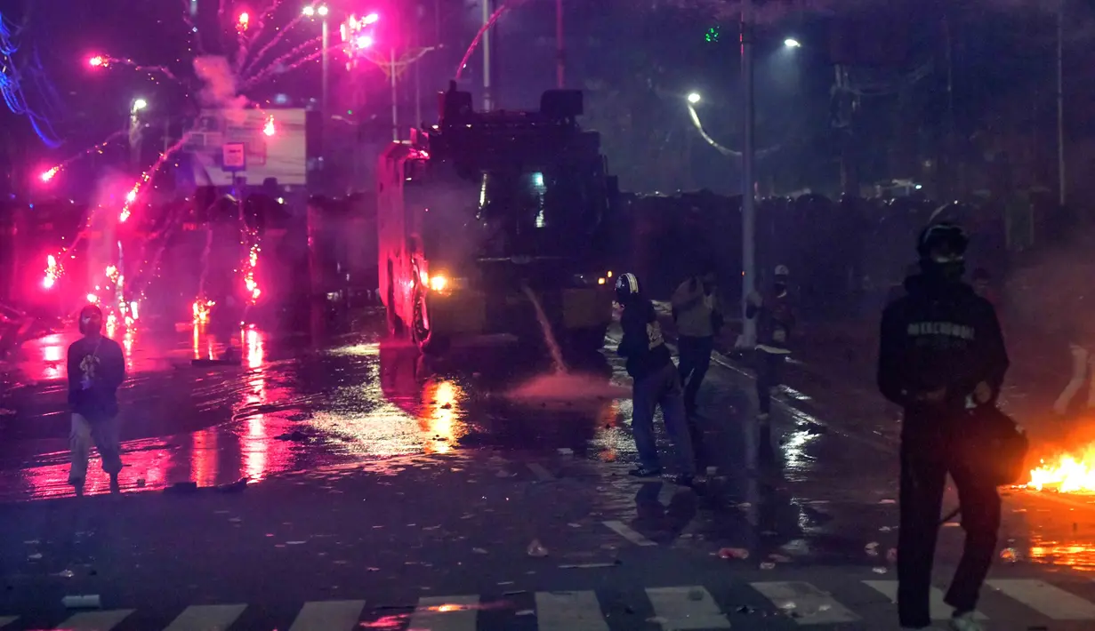 Sebelumnya, mahasiswa dari berbagai perguruan tinggi berunjuk rasa di depan gedung MPR, DPR dan DPD, Jakarta, pada Kamis (28/8/2025). (merdeka.com/Arie Basuki)