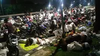 Sebagian massa demonstran tidur di trotoar Gedung DPR/MPR, Jakarta, Sabtu (5/11/2016) dinihari. (Liputan6.com/Nanda Perdana Putra)