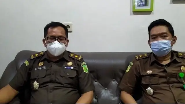 Kasipidsus, Sonang Simanjuntak didampingi Kasi Intel Dian Purnama membeberkan dugaan korupsi Kades Kesugihan Kidul, Cilacap.(Foto: Liputan6.com/Dok.Kejari Cilacap)