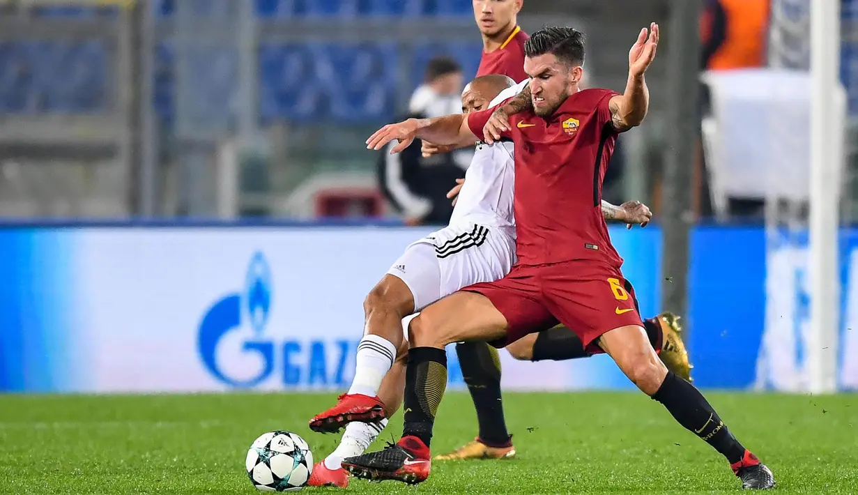 Gelandang AS Roma, Kevin Strootman, berebut bola dengan striker Qarabag, Dino Ndlovu, pada laga Liga Champions di Stadion Olimpico, Roma, Rabu (6/12/2017). AS Roma Menang 1-0 atas Qarabag. (AP/Alessandro Di Meo)