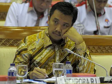 Menteri Pemuda dan Olahraga, Imam Nahrawi menghadiri rapat kerja dengan Komisi X DPR di gedung DPR RI, Senayan, Jakarta, Kamis (5/2/2015). Raker ini membahas tentang RAPBN Perubahan 2015 sesuai nota keuangan. (Liputan6.com/Andrian M Tunay)