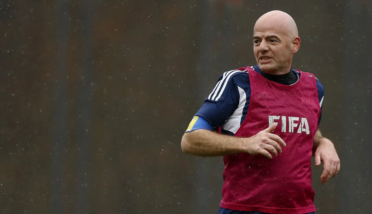 Presiden FIFA yang baru Gianni Infantino bermain bola saat pertandingan persahabatan di markas FIFA, Zurich , Swiss 29 Februari 2016. Infantino merayakan hari pertamanya sebagai Presiden FIFA dengan bertanding bola. (REUTERS / Arnd Wiegmann)