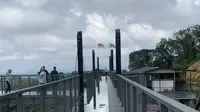 Tiga destinasi wisata unik di sekitar Kota Kinabalu yang dikenal luas sebagai Malaysian Borneo, yaitu Jembatan Tamparuli, Jembatan Kaca Tamparuli, dan Sunset di Tepi Pantai, Shangri-La Resort, Tanjung Aru, Kota Kinabalu. (Tasha/Liputan6.com)