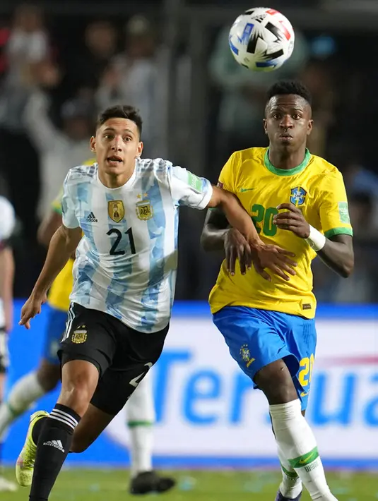 Pemain Argentina Nahuel Molina (kiri) dan pemain Brasil Vini Jr berebut bola pada pertandingan sepak bola kualifikasi Piala Dunia 2022 di Stadion Bicentenario, San Juan, Argentina, 16 November 2021. Pertandingan berakhir dengan skor 0-0. (AP Photo/Natacha Pisarenko)