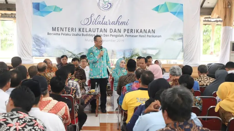 Menteri Edhy berdiskusi dengan pelaku usaha budidaya ikan, pengolah, dan pemasar hasil perikanan Jawa Tengah di Balai Perbenihan dan Budidaya Ikan Air Tawar (PBIAT) Ngrajek, Magelang. (Dok KKP)