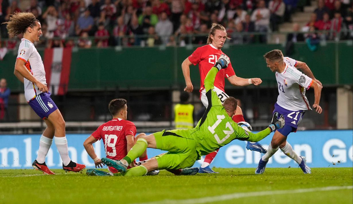 Tiga menit kemudian, Lukaku mencatatkan namanya di papan skor. Umpan presisi Jeremy Doku berhasil dikonversi menjadi gol oleh penyerang AS Roma itu. Belgia memimpin 3-0. (AP Photo/Florian Schroetter)