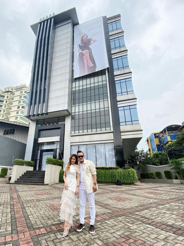 7 Potret Crazy Rich Malang Gilang Widya Pramana dan Istri, Selalu Harmonis