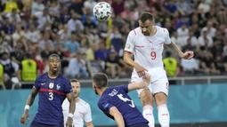 Striker andalan Swiss, Haris Seferovic, membawa timnya mencetak gol lebih dulu usai memanfaatkan umpan Steven Zuber. (Foto: AP/Pool/Vadim Ghirda)