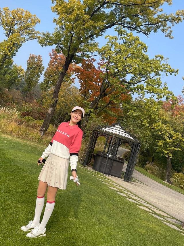 6 Gaya Uhm Ji Won Si Pemeran Antagonis Little Women di Lapangan Golf, Enerjik bak Remaja