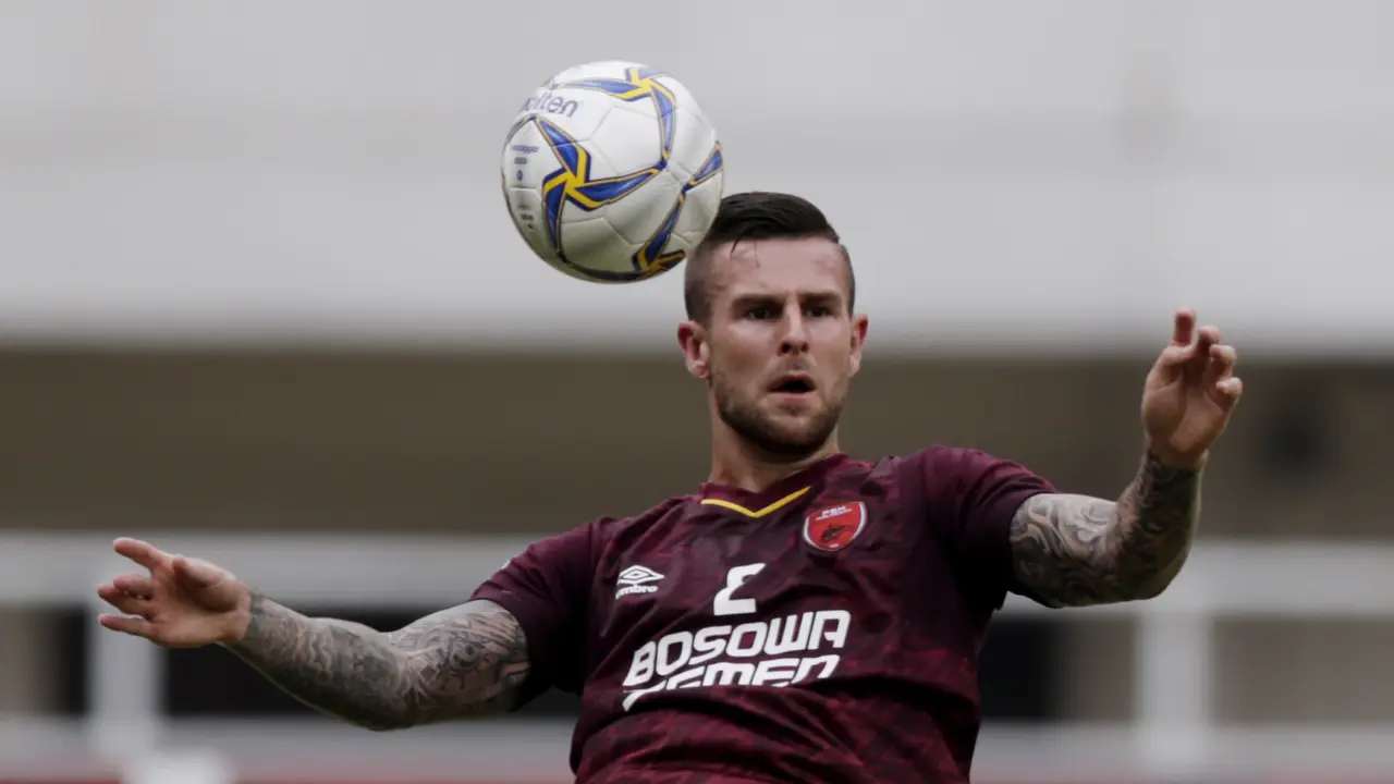 Bek PSM Makassar, Aaron Evans, mengontrol bola saat melawan Lao Toyota FC pada laga Piala AFC 2019. (Bola.com/M. Iqbal Ichsan)