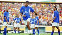 Ronaldo (kiri), Rivaldo (tengah), dan Ronaldinho (kanan), turut membawa Brasil menjuarai Piala Dunia 2002. (AFP PHOTO/Antonio Scorza)