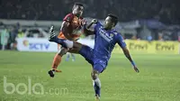 Duel Tony Sucipto dengan Terens Owang Priska pada laga semifinal leg kedua Piala Presiden 2017 antara Persib Bandung vs Pusamania Borneo FC usai di Stadion Si Jalak Harupat, Soreang Jawa Barat,  Minggu (5/3/2017).  (Bola.com/Peksi Cahyo)