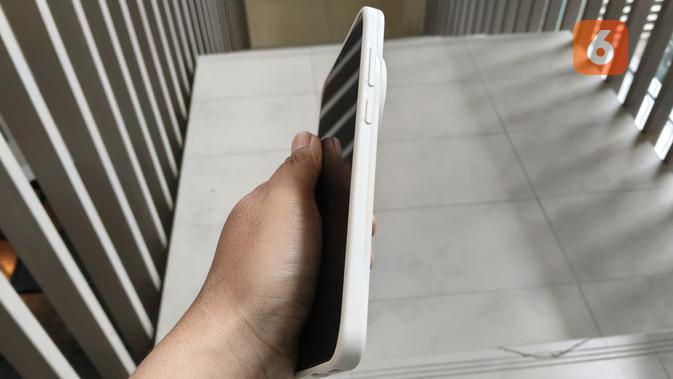 Tampilan bodi samping kanan Vivo X300 Pro (Liputan6.com/Arief Ferdian Maulana)