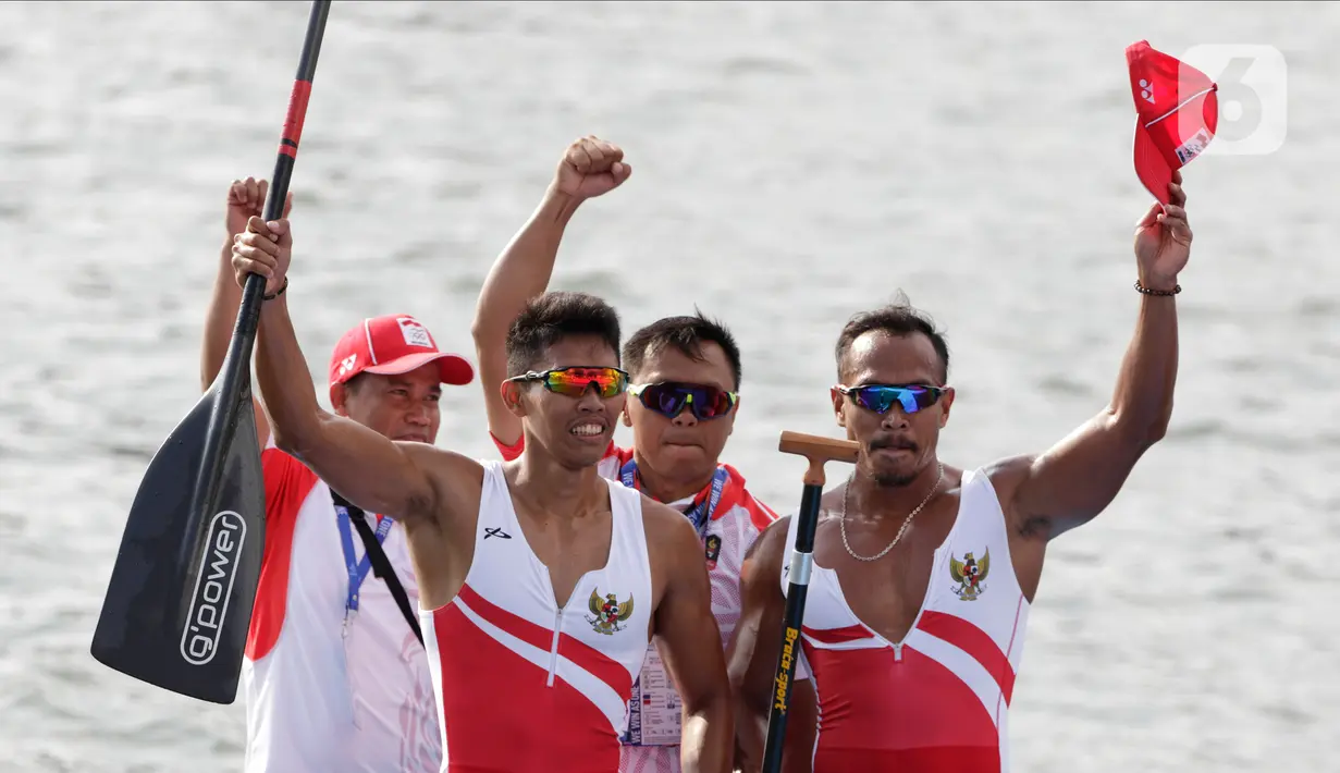 Pasangan Indonesia, Anwar Tara dan Yuda Firmansyah, selebrasi usai menjadi yang tercepat pada SEA Games 2019 cabang kano nomor 1000 meter putra di Subic, Filipina, Jumat (6/12/2019). Pasangan Indonesia berhasil meraih medali emas. (Bola.com/M iqbal Ichsan)