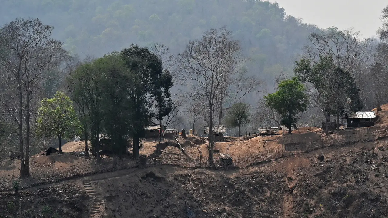 FOTO: Pangkalan Militer Myanmar Diserang Pemberontak Etnis Karen