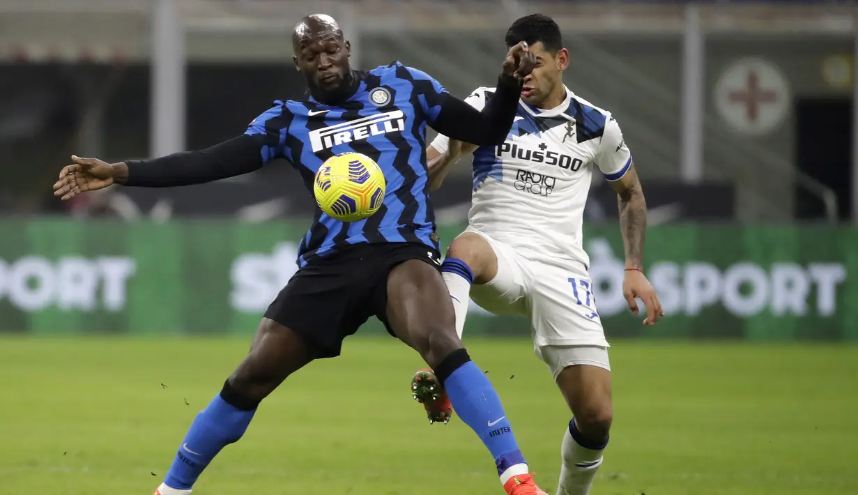 Striker Inter Milan, Romelu Lukaku, berebut bola dengan pemain Atalanta, Cristian Romero, pada laga Liga Italia di Stadion Giuseppe Meazza, Senin (8/3/2021). Inter Milan menang dengan skor 1-0. (AP/Luca Bruno)
