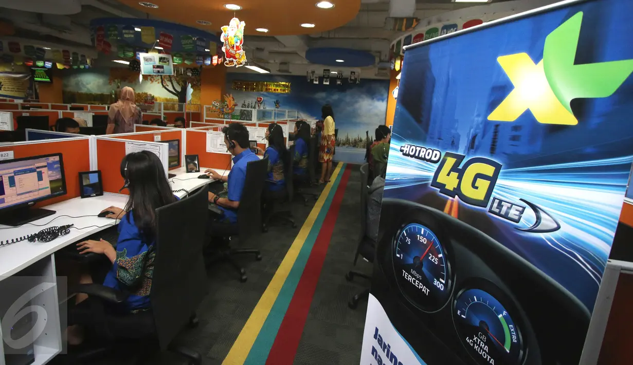 Petugas Call Center 817 melayani pelanggan di pusat layanan pelanggan XL di Jakarta, Senin (21/12/2015). XL telah melakukan kesiapan jaringan dan layanan pelanggan untuk mengantisipasi peningkatan kebutuhan telekomunikasi. (Liputan6.com/Angga Yuniar) 