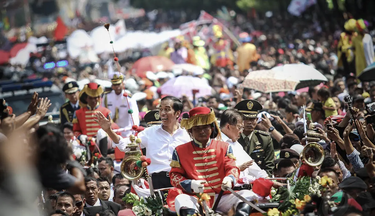 Presiden dan Wakil Presiden Jokowi-Jusuf Kalla dengan cerah ceria menyapa masyarakat di bawah sinar matahari nan terik, Jakarta, (20/10/14). (Liputan6.com/Faizal Fanani) 