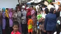 [VIDEO] Mengantre BLSM Sambil `Pamer` Perhiasan Emas