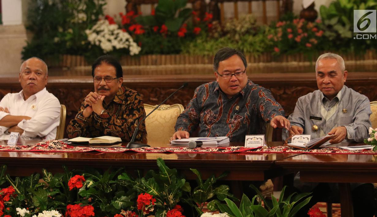 Menteri PPN/Kepala Bappenas Bambang Brodjonegoro (kedua kanan) bersama Menteri ART/Kepala BPN Sofyan Djalil, Gubernur Kaltim Isran Noor dan Menteri PUPR Basuki Hadimudjono saat konferensi pers terkait pemindahan Ibu Kota di Istana Negara, Jakarta, Senin (26/8/2019). (Liputan6.com/Angga Yuniar)