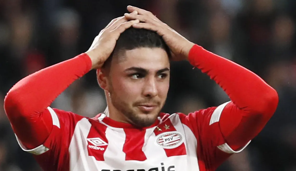 Pemain PSV Eindhoven, Hirving Lozano, tampak kecewa setelah gagal mencetak gol ke gawang Barcelona pada laga Liga Champions di Stadion Philips, Rabu (28/11). Barcelona menang 2-1 atas PSV Eindhoven. (AP/Peter Dejong)